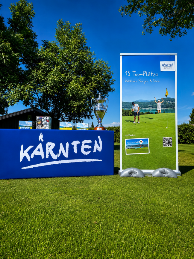 Kärnten Brandingfläche mit Trophäe und Roll-up am Finaltag